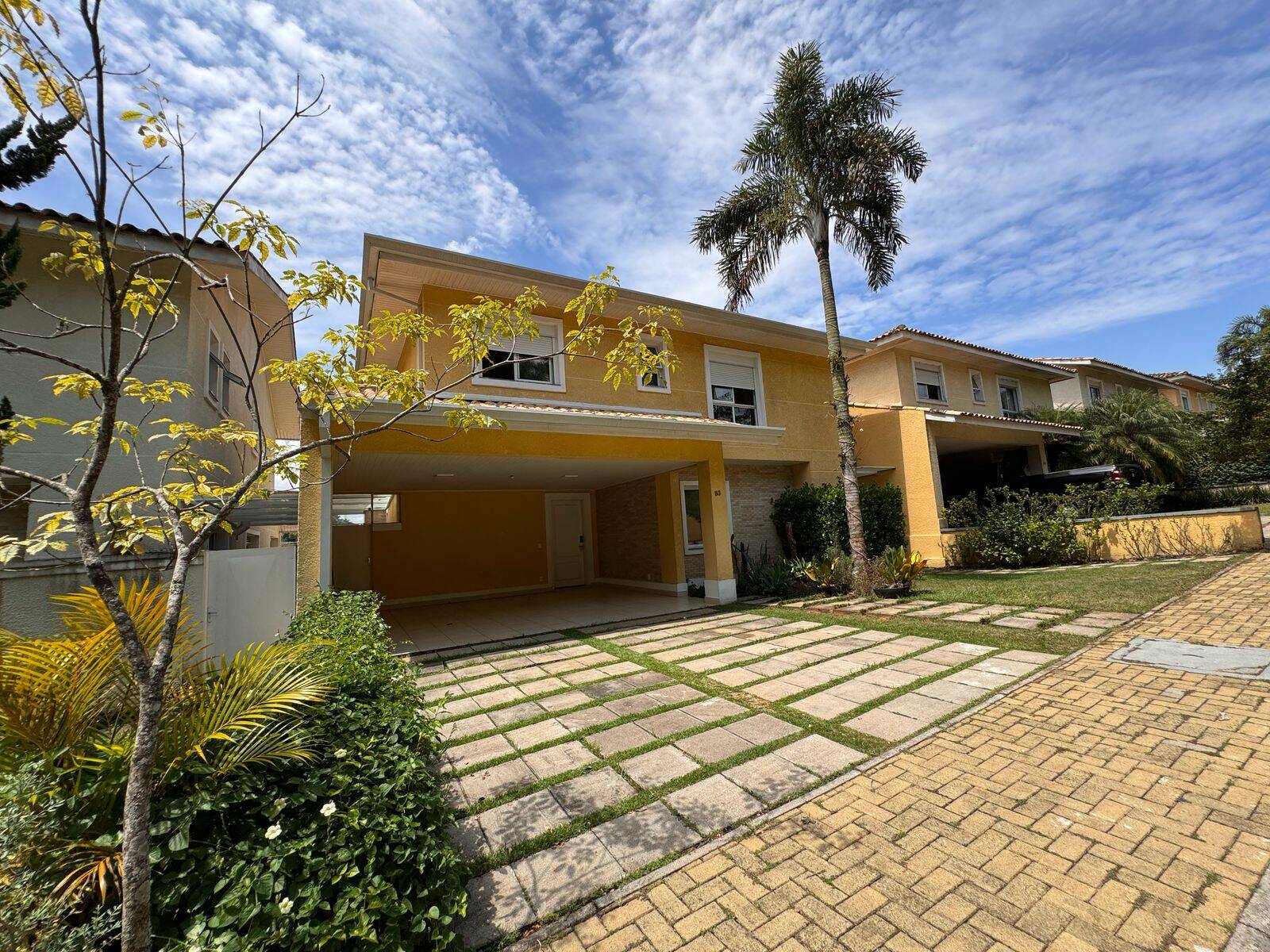 Casa de Condomínio à venda e aluguel com 4 quartos, 320m² - Foto 1